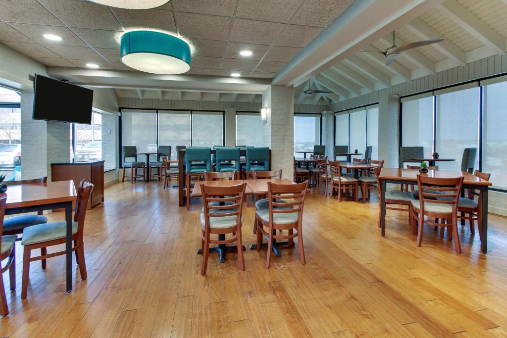 Pear Tree Inn St. Louis Airport - image 7