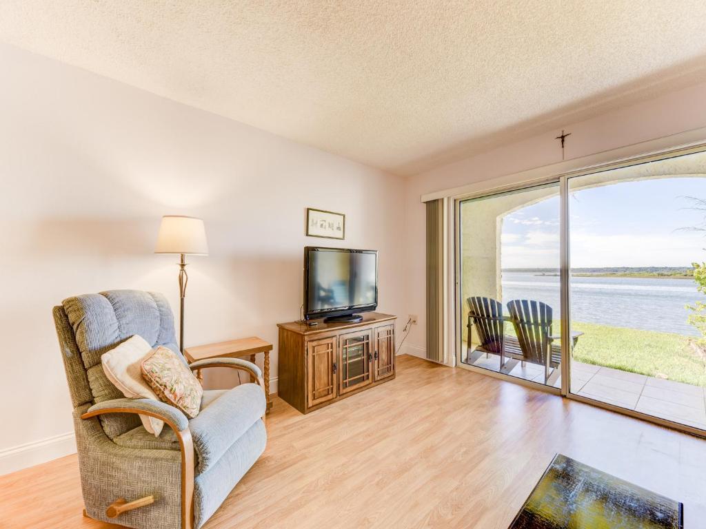Point Matanzas D3 2 Bedrooms Pool Access Boat Dock Sleeps 4 - image 3