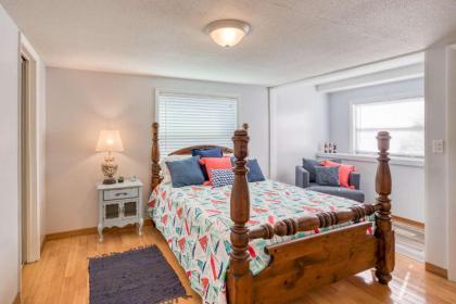 Sunset Canal Cottage - image 13