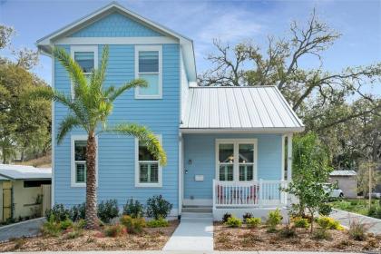 Blue House Prime Location Family Amenities BBQ! - image 2
