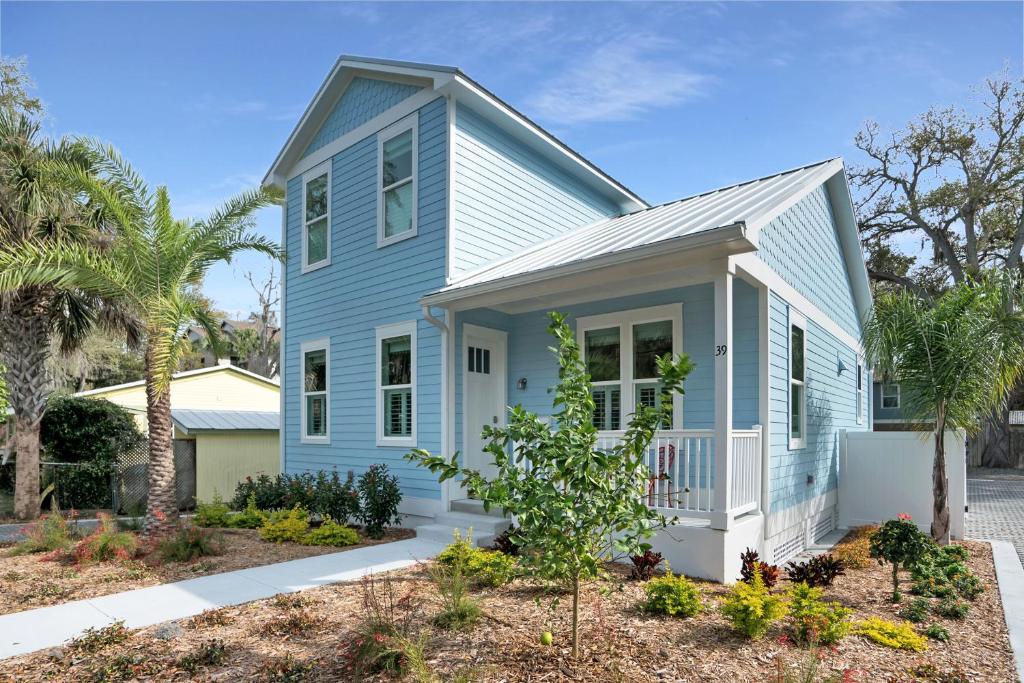Blue House Prime Location Family Amenities BBQ! - image 4