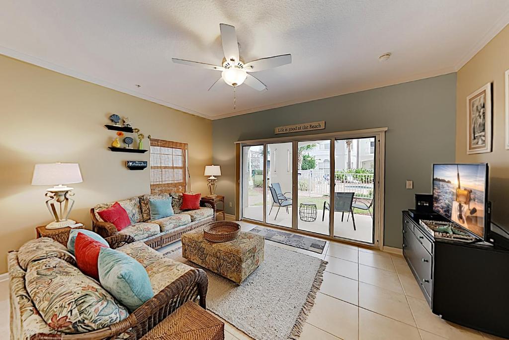 Sunny Poolside Condo with Hot Tub & Beach Access condo - main image