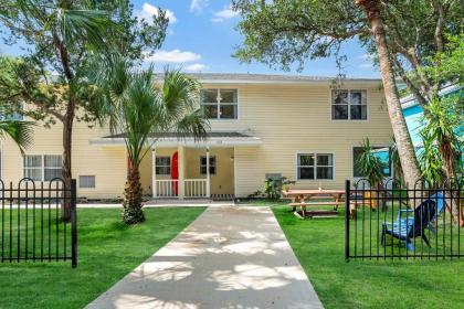 1 Block From St Aug Beach tropical Apt w Patio