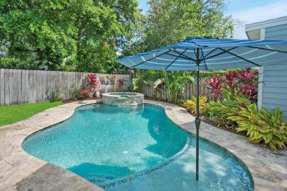 Charming Cottage w Pool Walkable to Downtown