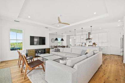 Endless Summer Oasis- Luxury 5br heated pool elevator steps to ocean!