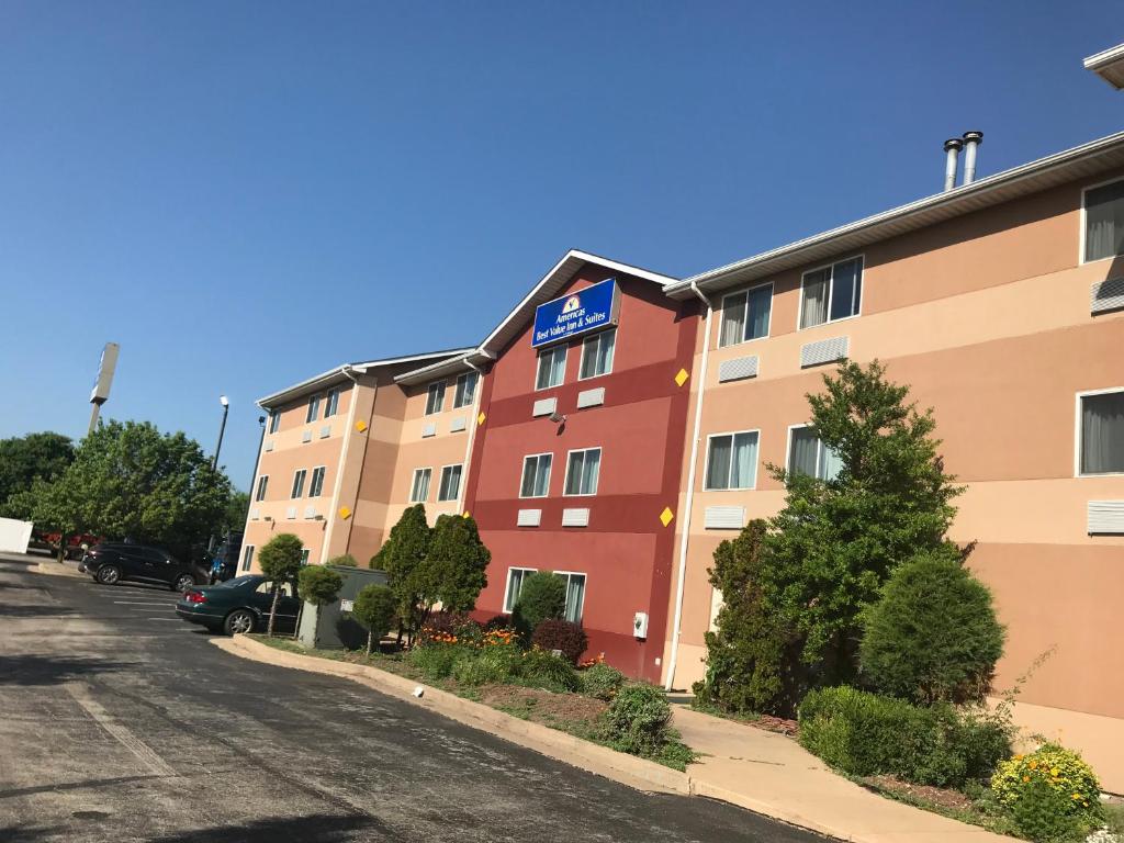 Americas Best Value Inn and Suites Saint Charles - image 6