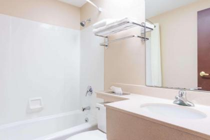 Super 8 by Wyndham St Charles - image 2