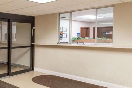 Super 8 by Wyndham St Charles - image 3