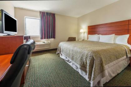 Super 8 by Wyndham St Charles - image 9