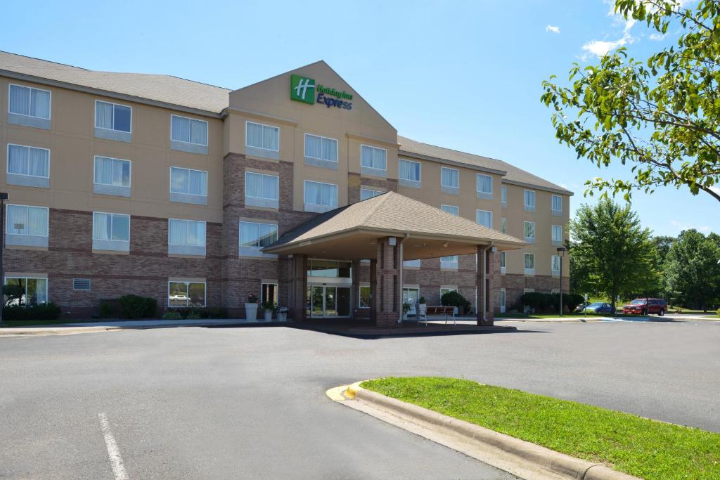 Holiday Inn Express & Suites St. Croix Valley an IHG Hotel - image 7