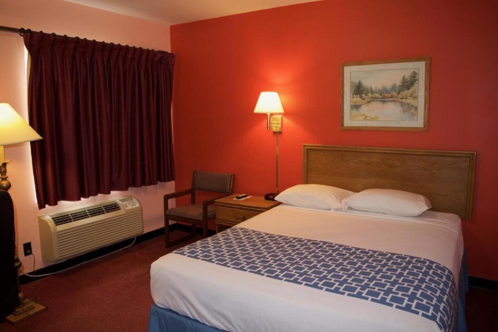 AmeriVu Inn & Suites - St Croix Falls - image 3