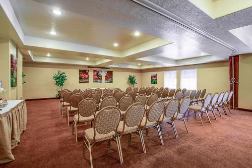 Clarion Suites St George - Convention Center Area - image 4