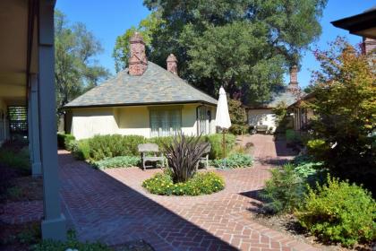 Vineyard Country Inn - image 13