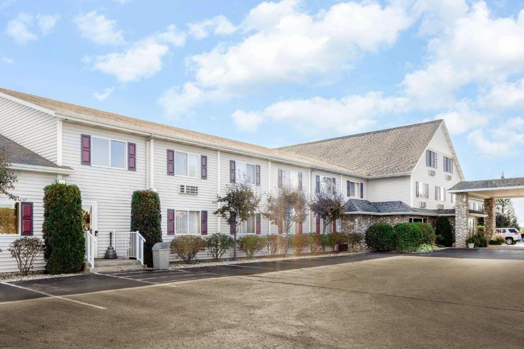 Super 8 by Wyndham St. Ignace - main image