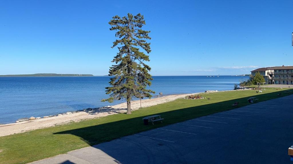 Days Inn & Suites by Wyndham St. Ignace Lakefront - main image