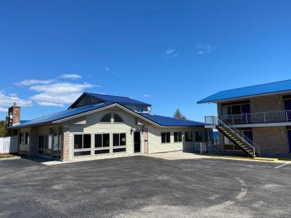 Days Inn & Suites by Wyndham St. Ignace Lakefront - image 10