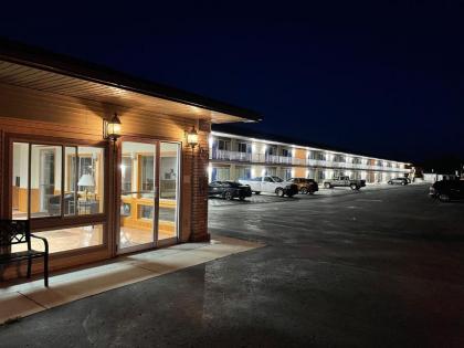 Days Inn & Suites by Wyndham St. Ignace Lakefront - image 11