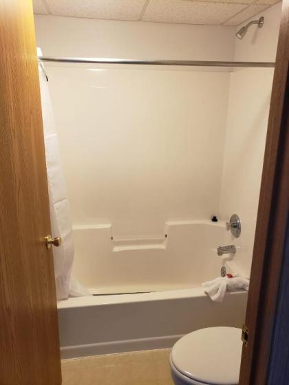 Days Inn & Suites by Wyndham St. Ignace Lakefront - image 12