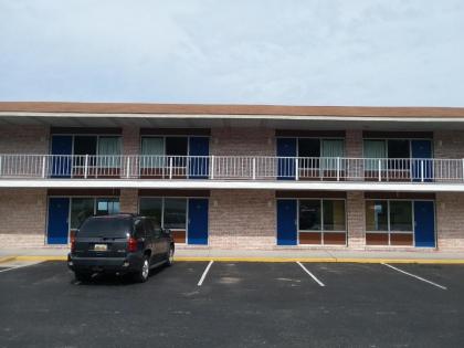 Days Inn & Suites by Wyndham St. Ignace Lakefront - image 2