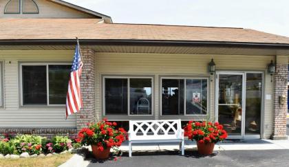 Days Inn & Suites by Wyndham St. Ignace Lakefront - image 4