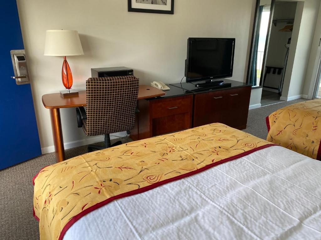 Days Inn & Suites by Wyndham St. Ignace Lakefront - image 6