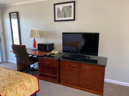 Days Inn & Suites by Wyndham St. Ignace Lakefront - image 7