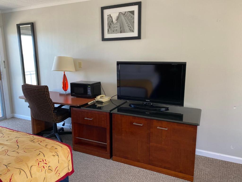 Days Inn & Suites by Wyndham St. Ignace Lakefront - image 7