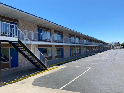 Days Inn & Suites by Wyndham St. Ignace Lakefront - image 9