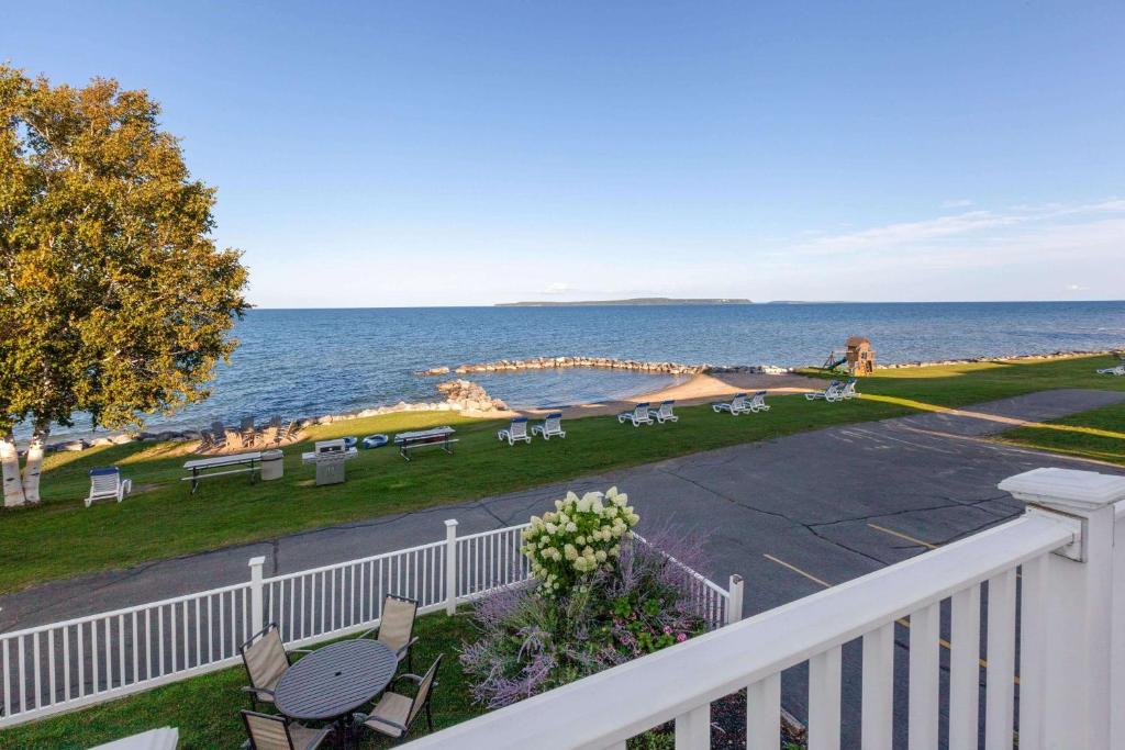 Baymont by Wyndham St. Ignace Lakefront - main image