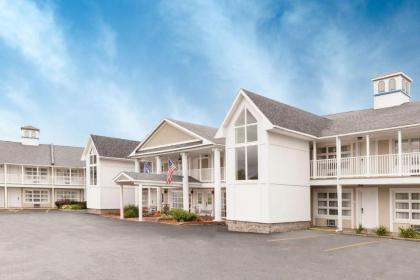 Baymont by Wyndham St. Ignace Lakefront - image 2