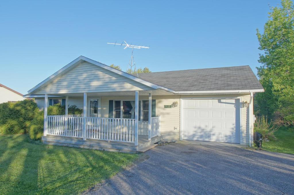 Johnsons Up North House at Saint Ignace - main image