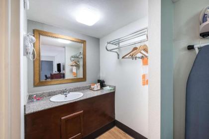 Econo Lodge St. Joseph - image 6