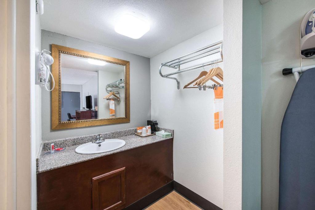 Econo Lodge St. Joseph - image 6