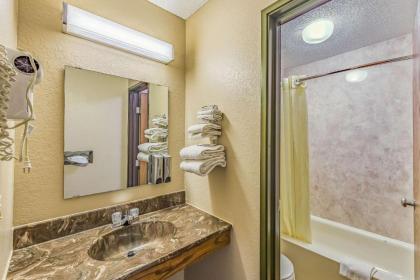 Rodeway Inn - image 11