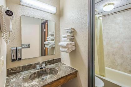 Rodeway Inn - image 13
