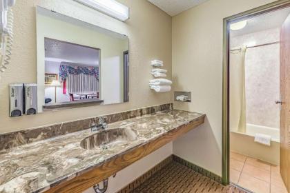 Rodeway Inn - image 9
