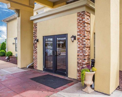 Quality Inn Airport - image 4