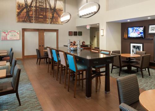 Hampton Inn & Suites St. Louis at Forest Park - main image