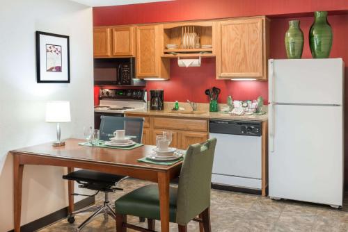 Hawthorn Suites by Wyndham St. Louis Westport Plaza - image 2