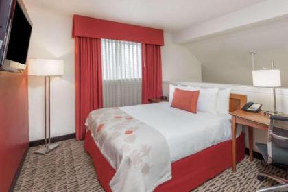 Hawthorn Suites by Wyndham St. Louis Westport Plaza - image 3