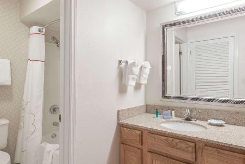 Hawthorn Suites by Wyndham St. Louis Westport Plaza - image 5