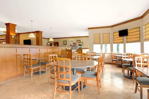 Days Inn by Wyndham St. Louis/Westport MO - image 3