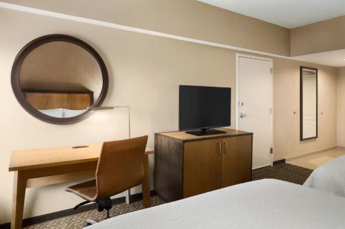 Hampton Inn and Suites Clayton/St. Louis-Galleria Area - image 3