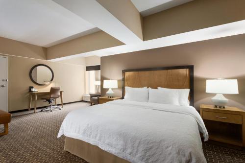 Hampton Inn and Suites Clayton/St. Louis-Galleria Area - image 4