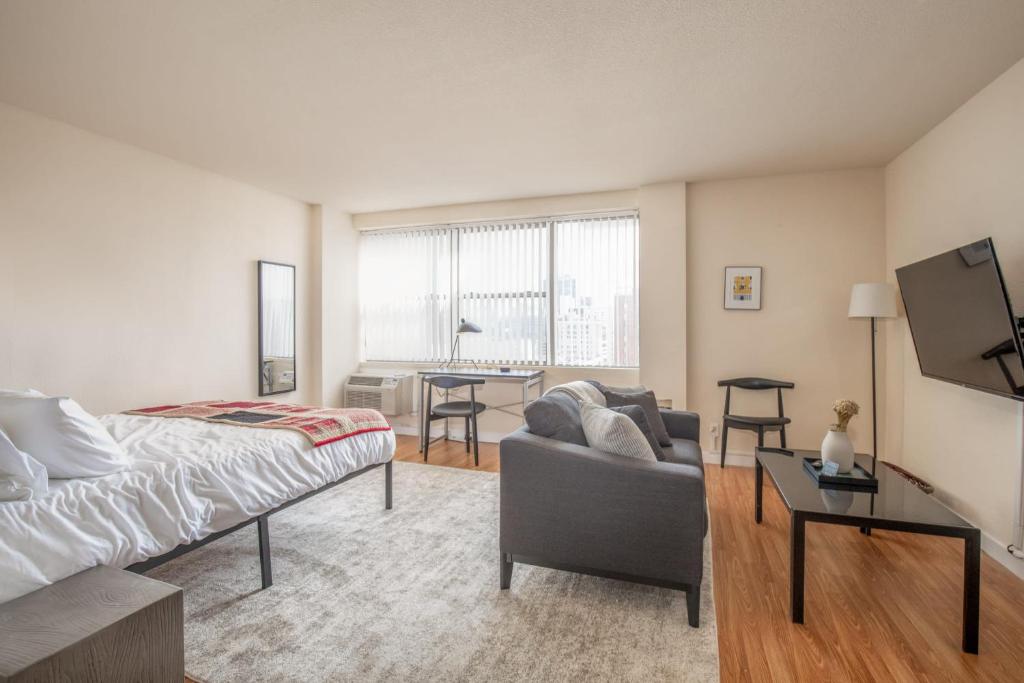 Cozy DT Studio with City View by Zencity - main image