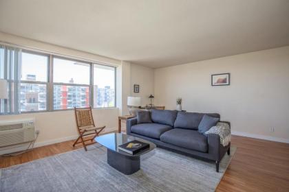Classic Dt 2BR with City View by Zencity Saint Louis
