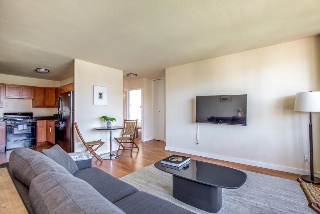 Classic DT 2BR with City View by Zencity - image 5