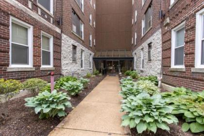 Vibrant Pad next to ForestPark/BJC/WashU - image 1