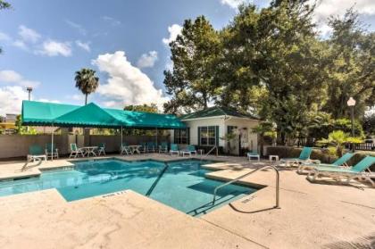Chic St Simons Townhome with Patio and Pool Access!