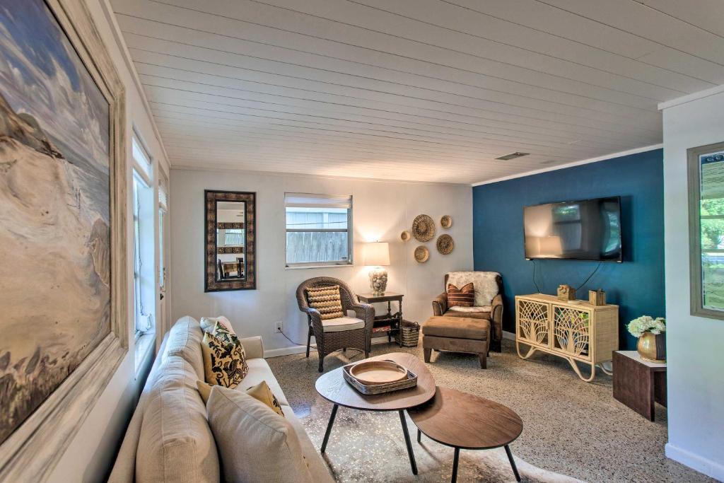 Cozy St Simons Island Getaway by Shops Beach - image 3